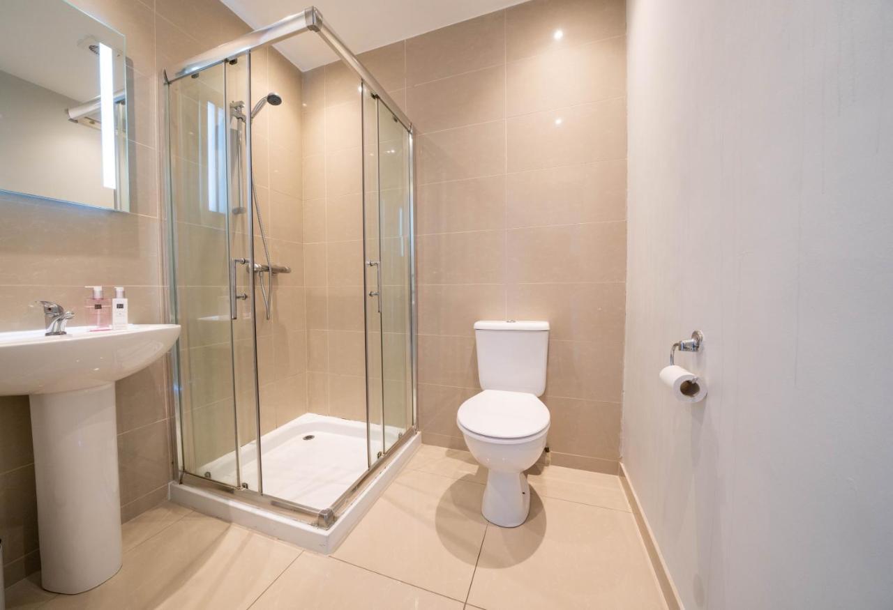 Rooftop Apartment At Queens Beautiful Views Белфаст Екстериор снимка